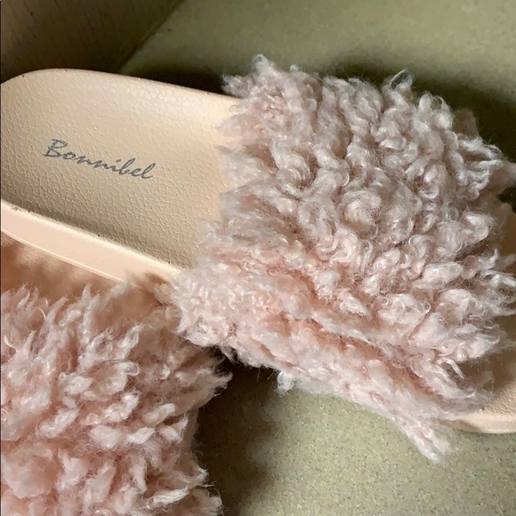 BLUSH FUZZY FAUX FUR NON-SLIP SLIDES - Picture 4 of 8